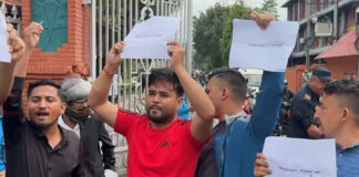 अनेरास्ववियुद्वारा सिंहदरबार अगाडि मोटरसाइकल पार्किङ गरेर प्रदर्शन : अध्यक्षसहित ६ विद्यार्थी नेता पक्राउ