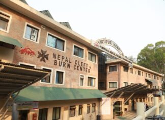रौतहटमा आत्मदाह प्रयास गरेका युवकलाई काठमाडौं ल्याइयो, आइसीयूमा भर्ना