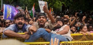 दिल्लीमा कक्रोच आन्दोलन थप चर्कियो, मोदी सरकारमाथि दबाव बढ्दै