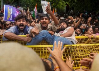 दिल्लीमा कक्रोच आन्दोलन थप चर्कियो, मोदी सरकारमाथि दबाव बढ्दै