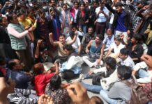 गणेश नेपालीको न्यायको माग गर्दै वीर अस्पतालअगाडि प्रदर्शन, प्रहरीसँग धकेलाधकेल