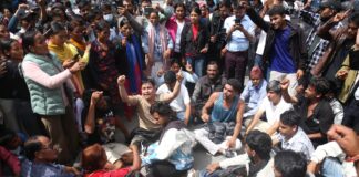 गणेश नेपालीको न्यायको माग गर्दै वीर अस्पतालअगाडि प्रदर्शन, प्रहरीसँग धकेलाधकेल
