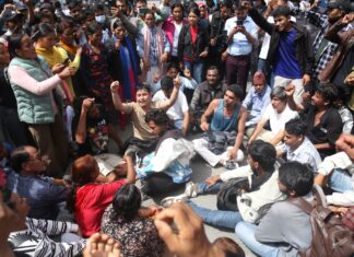 गणेश नेपालीको न्यायको माग गर्दै वीर अस्पतालअगाडि प्रदर्शन, प्रहरीसँग धकेलाधकेल