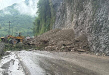 नारायणगढ-मुग्लिन सडकमा पहिरो, दुईतर्फी यातायात अवरुद्ध