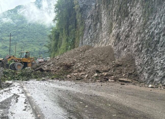 नारायणगढ-मुग्लिन सडकमा पहिरो, दुईतर्फी यातायात अवरुद्ध