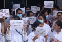 ‘ब्लडप्रेसर होइन,हाम्रो तलब बढाऊ’ भन्दै नर्सहरूको प्रदर्शन