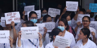 ‘ब्लडप्रेसर होइन,हाम्रो तलब बढाऊ’ भन्दै नर्सहरूको प्रदर्शन