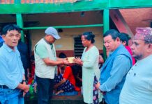 भोटेकोशी बाढीमा सम्पर्कविहीन रामपुरका सोती परिवारलाई कांग्रेस पाल्पाको आर्थिक सहयोग