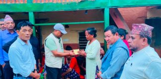 भोटेकोशी बाढीमा सम्पर्कविहीन रामपुरका सोती परिवारलाई कांग्रेस पाल्पाको आर्थिक सहयोग