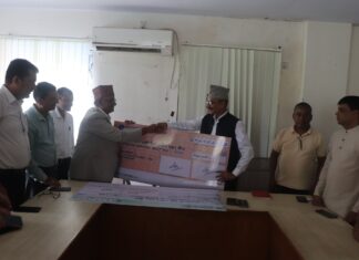 भोटेकोशी बाढीपीडितका लागि यातायात व्यवसायी समितिद्धारा ५ लाख सहयोग,समितिका ११ ट्रक,चालक,परिचालक अझै वेपत्ता