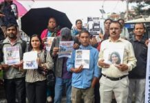 भोटेकोशी बाढीमा बेपत्ता भएकाका परिवार र आफन्तद्धारा माइतीघरमा प्रदर्शन