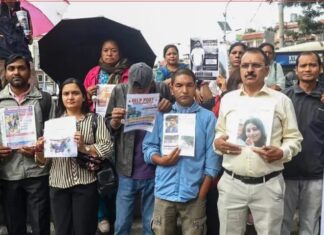 भोटेकोशी बाढीमा बेपत्ता भएकाका परिवार र आफन्तद्धारा माइतीघरमा प्रदर्शन
